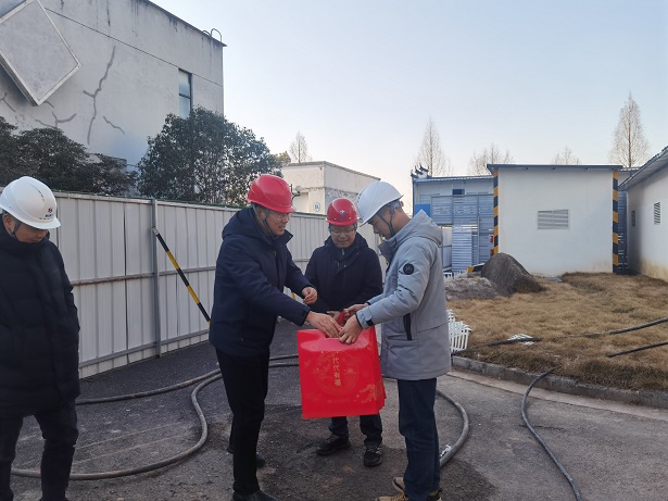 城建控股领导汪国文一行莅临黄山国网项目部“送温暖”